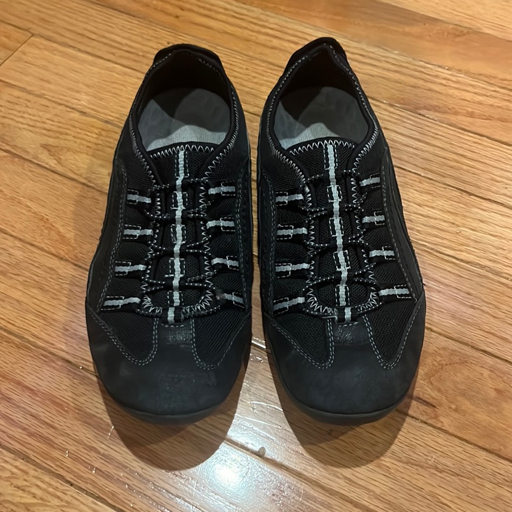 Clarks restaurant worker slip on sneaker shoe